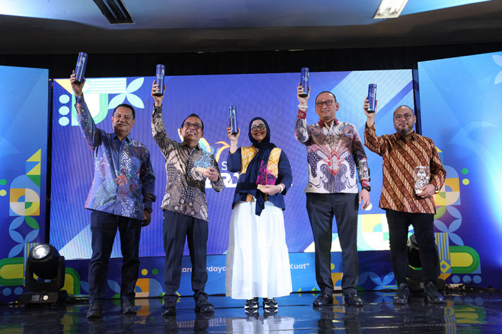 Menteri Koordinator Bidang Pembangunan Manusia dan Kebudayaan Pratikno (kedua kiri) didampingi Direktur Utama Media Indonesia Gaudensius Suhardi (kiri), Komisioner Komisi Nasional Disabilitas (KND) Rachmita Harahap (tengah), Sekjen Kementerian Sosial Robben Rico (kedua kanan) dan CEO Media Group Mirdal Akib membuka secara resmi Festival Setara Berdaya di Gedung Media Indonesia, Kedoya, Jakarta, Rabu, 11 Desember 2024.