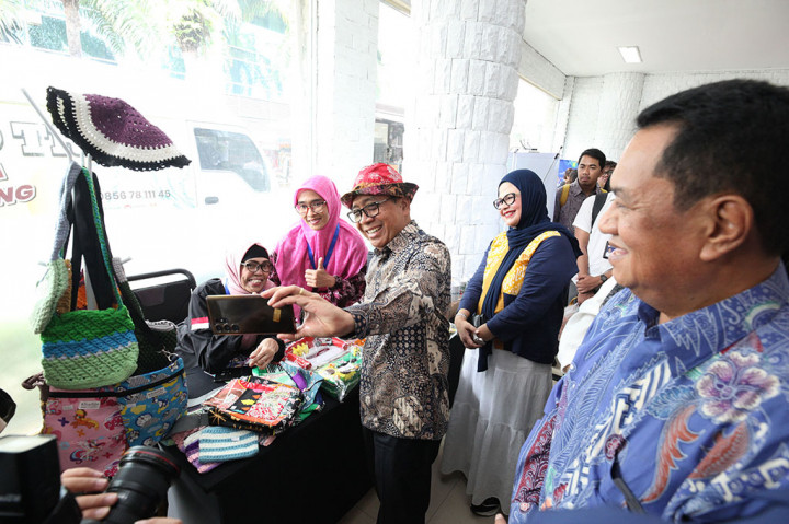 Menko Bidang Pembangunan Manusia dan Kebudayaan Pratikno (kiri) didampingi Komisioner Komisi Nasional Disabilitas (KND) Rachmita Harahap (tengah) dan Direktur Utama Media Indonesia Gaudensius Suhardi mengunjungi booth peserta disabilitas usai membuka secara resmi Festival Setara Berdaya di Gedung Media Indonesia.