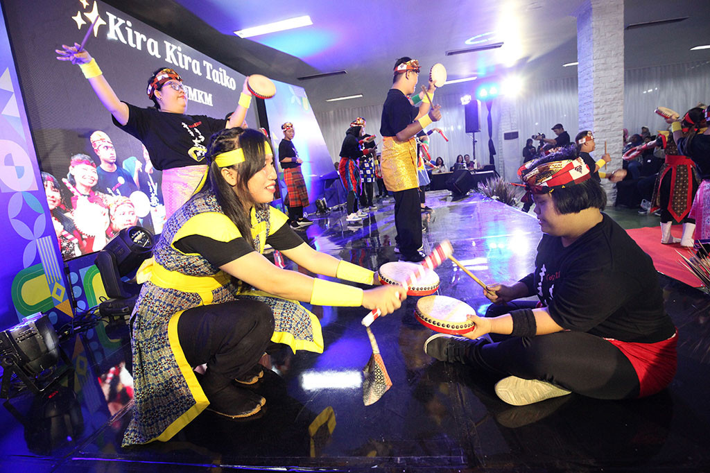 Para penari dari grup Kira Kira Taiko ABK UMKM menghibur para penonton yang hadir dalam pembukaan Festival Setara Berdaya.