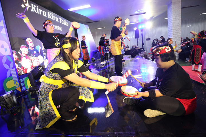 Para penari dari grup Kira Kira Taiko ABK UMKM menghibur para penonton yang hadir dalam pembukaan Festival Setara Berdaya.