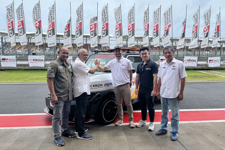 Direktur MGPA, Priandhi Satria (kedua dari kiri), bersama Deputy GM Krida Toyota Lombok, Jonathan Jodie (Kanan), dan Public Relations Manager PT Toyota Astra Motor, Philardi Sobari (ketiga dari kanan), melakukan serah terima Hilux Rangga konversi pace car sebagai bentuk dukungan dari Toyota kepada pihak Sirkuit Mandalika. 