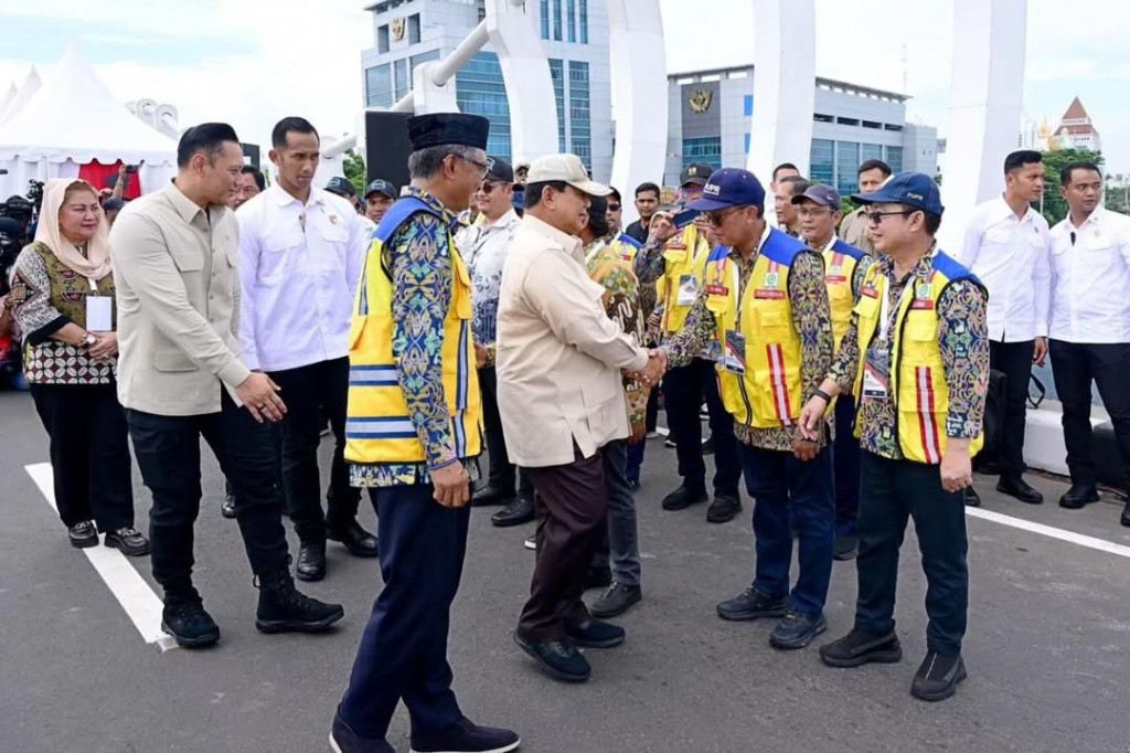 Dalam sambutannya, Presiden Prabowo menegaskan pentingnya pembangunan infrastruktur untuk memperlancar arus transportasi dan memacu pembangunan ekonomi.