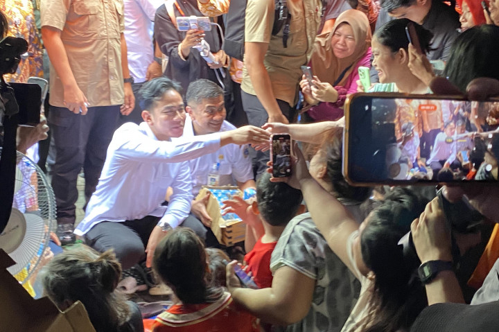 Di tenda pengungsian Gibran membagikan langsung susu kepada anak-anak yang menjadi korban kebakaran. Setelah memantau posko pengungsian yang berada di SDN 09 Kebon Kosong, Gibran berjalan menuju titik kebakaran.