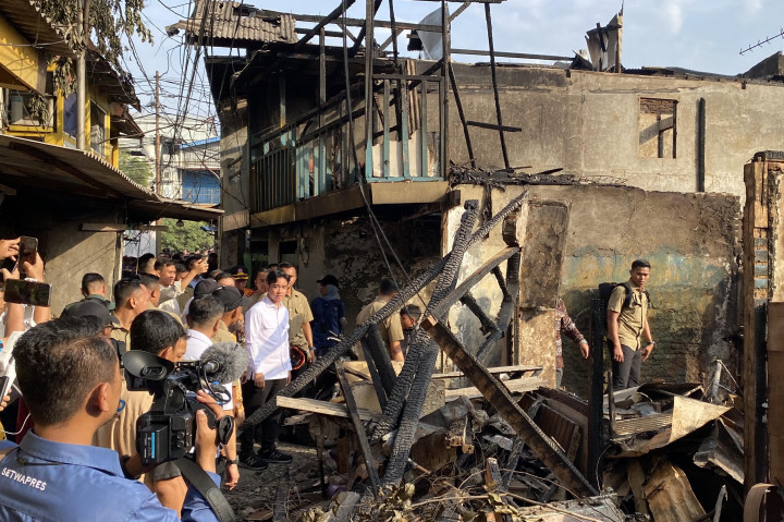 Setelah berjalan sejauh 150 meter dari posko pengungsian, anak sulung presiden ke 7 RI itu sampai di lokasi kebakaran. Di tengah rumah yang sudah terbakar Gibran terlihat berbincang kepada Teguh. Setelah selesai Gibran langsung menuju mobil berplat RI 2 dan meninggalkan lokasi kebakaran.