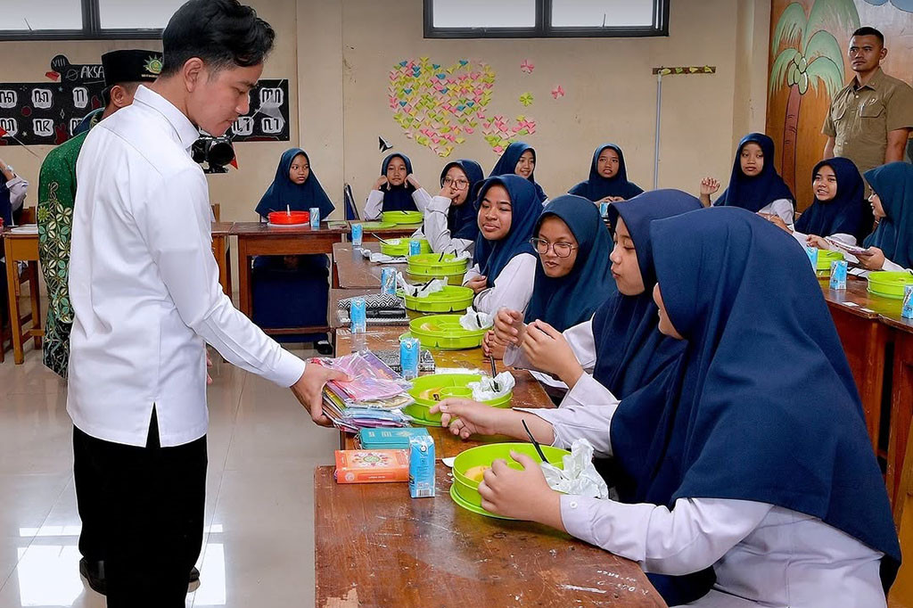 Wapres berkeliling kelas menyaksikan para siswa menyantap makanan setelah melakukan simulasi kebencanaan bersama Badan Penanggulangan Bencana Daerah (BPBD) Kabupaten Bogor.