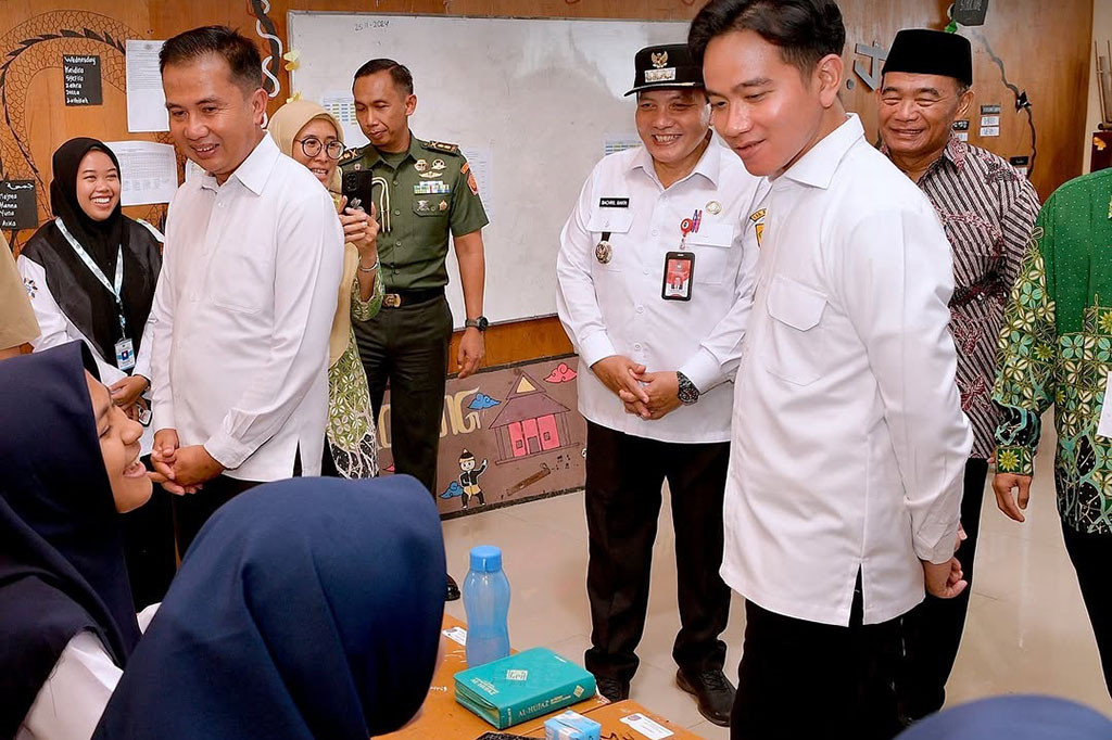 Wakil Presiden (Wapres) Gibran Rakabuming Raka melakukan sosialisasi Program Makan Bergizi Gratis dengan menu seharga Rp11 ribu per porsi di Pondok Pesantren Muhammadiyah Boarding School Kabupaten Bogor, Jawa Barat, Rabu, 11 Desember 2024.