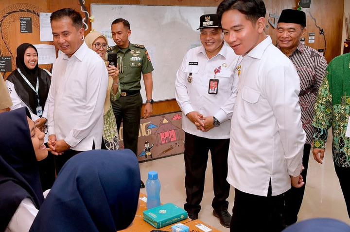 Wakil Presiden (Wapres) Gibran Rakabuming Raka melakukan sosialisasi Program Makan Bergizi Gratis dengan menu seharga Rp11 ribu per porsi di Pondok Pesantren Muhammadiyah Boarding School Kabupaten Bogor, Jawa Barat, Rabu, 11 Desember 2024.