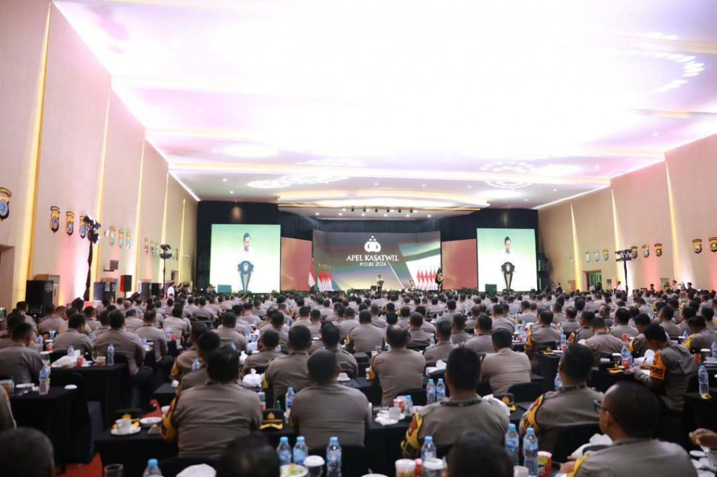 Presiden lantas mengingatkan kepada kepolisian, yang berperan penting bagi keamanan negara, agar senantiasa mencegah kebocoran keuangan negara, penyelundupan, korupsi, dan peredaran narkoba.