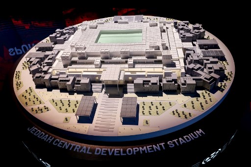 Piala Dunia biasanya berlangsung di musim panas atau bulan Juni hingga Juli. Namun, mengingat Arab Saudi memiliki iklim yang sangat panas, maka turnamen ini berpotensi dipindah ke akhir tahun seperti ketika Piala Dunia 2022 yang digelar di Qatar.