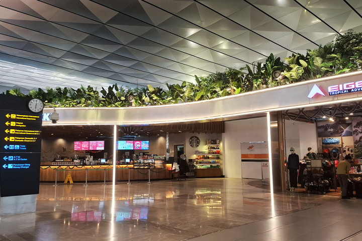 Uniknya, bagian tumbuhan hijau yang tersedia di atas ini hanya terdapat di bagian gate 5 saja. Jadi, jika kamu penasaran dengan tumbuhan-tumbuhan yang berada di bagian atap ini, jangan lupa untuk mengunjungi gate 5.