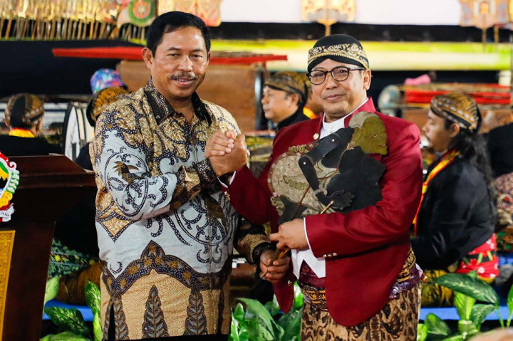 Warseno yang juga adik kandung dalang Anom Suroto ini meninggalkan seorang istri dan dua anak. Salah satu anaknya bernama Amar Pradopo juga mengikuti jejak ayahnya menggeluti seni pedalangan.