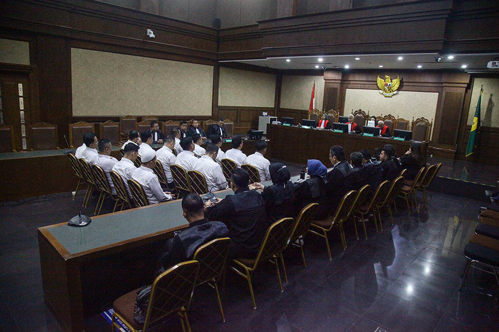 Majelis Hakim Pengadilan Tindak Pidana Korupsi Jakarta Pusat menunda pembacaan putusan terhadap 15 terdakwa kasus dugaan pungutan liar (pungli) atau pemerasan kepada tahanan Rumah Tahanan (Rutan) Komisi Pemberantasan Korupsi (KPK) pada rentang waktu 2019-2023.