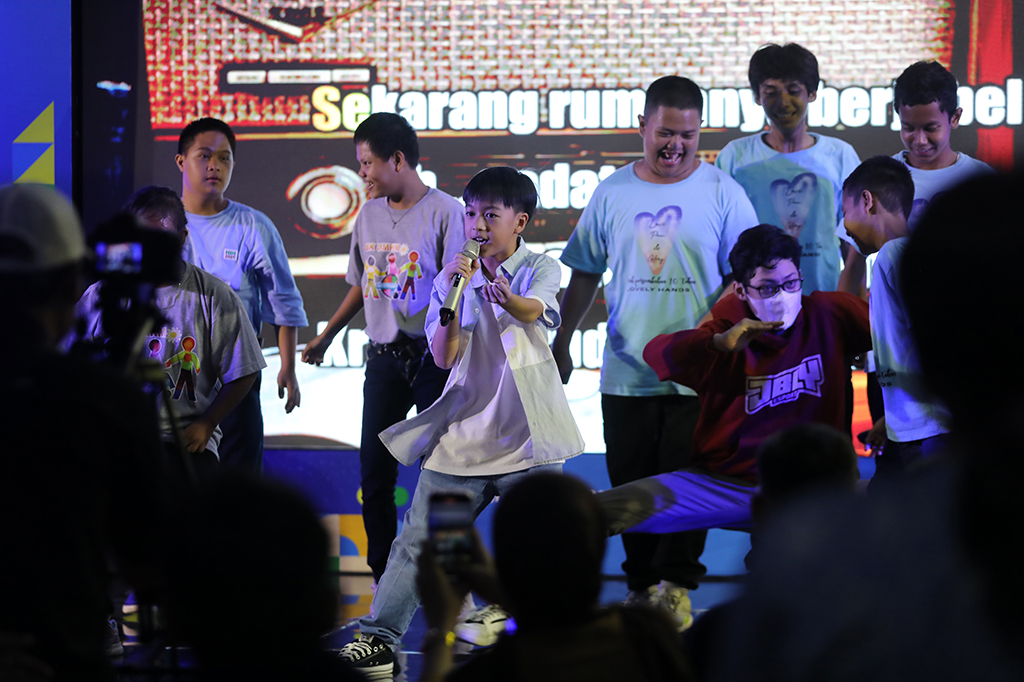 Yoan, 11, terkenal karena setiap penampilannya selalu membawakan lagu-lagu lawas era 70-an hingga 90-an dan telah mengoleksi hampir 200 kaset. 