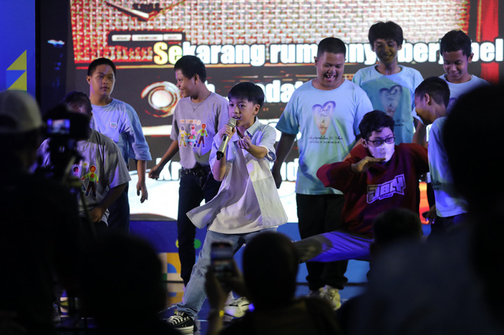 Yoan, 11, terkenal karena setiap penampilannya selalu membawakan lagu-lagu lawas era 70-an hingga 90-an dan telah mengoleksi hampir 200 kaset. 