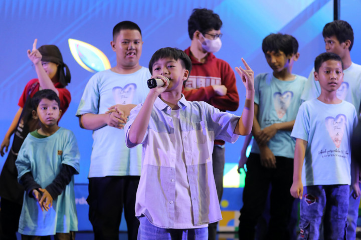 Dia sering mendengarkan dan menyanyikan lagu-lagu dari penyanyi favoritnya, seperti Anggun C. Sasmi, Dewa 19, The Beatles, hingga Queen. Dua penyanyi favoritnya adalah mendiang Nike Ardilla dan Dian Piesesha.