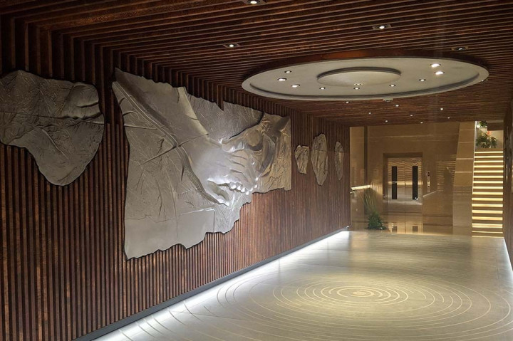 Kemudian pengunjung akan masuk ke sebuah lorong panjang yang di sisi kanan dan kiri terdapat sebuah relief bergambar kedua tangan saling berpegangan.