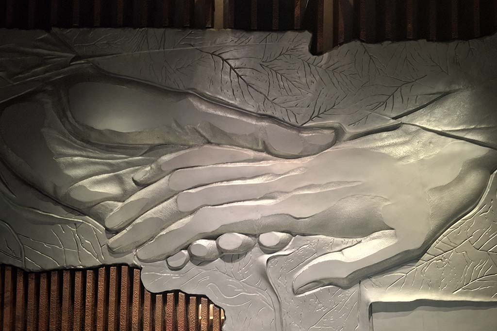 Relief itu menggambarkan sikap kerendahan hati yang lahir dari lubuk hati paling dalam. Serta sebagai simbol silaturahim.