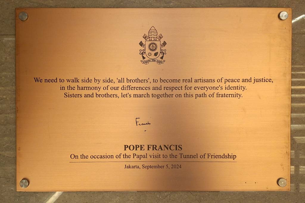 Setelah itu, pengunjung akan diperlihatkan sebuah prasasti yang telah ditandatangani oleh Paus Fransiskus. 
