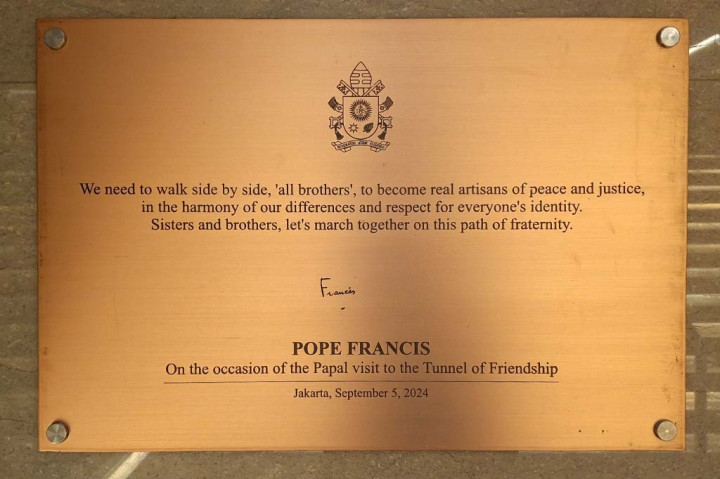 Setelah itu, pengunjung akan diperlihatkan sebuah prasasti yang telah ditandatangani oleh Paus Fransiskus. 