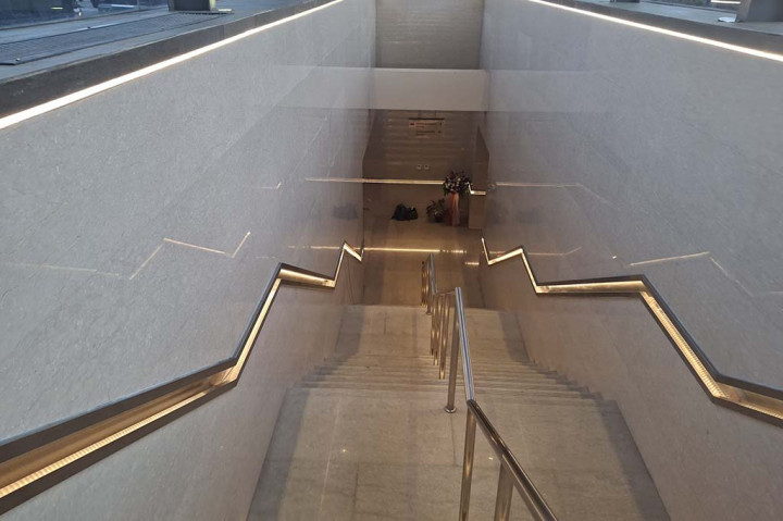 Pengunjung yang hendak menuju ke terowongan harus menuruni sejumlah anak tangga. Di sisi kanan dan kiri tangga dipasang lampu kecil berwarna orange.