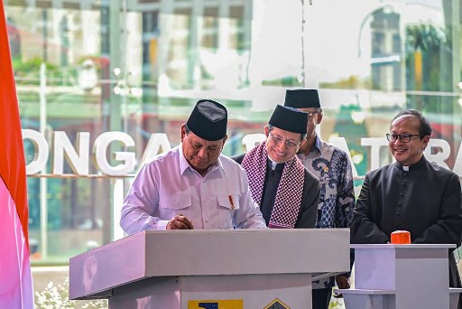 Presiden Prabowo Subianto meresmikan Terowongan Silaturahim yang menghubungkan Masjid Istiqlal dengan Gereja Katedral, di Jakarta, Kamis, 12 Desember 2024.