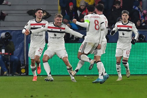 MU berhasil membalikkan keadaan setelah Hojlund mencetak gol kedua usai memanfaatkan umpan terobosan Bruno Fernandes untuk mengubah skor menjadi 2-1 pada menit ke-88.