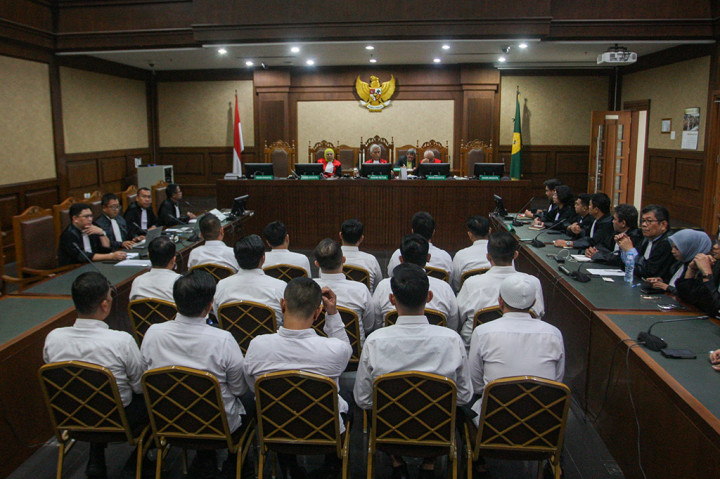 Para terpidana dinyatakan terbukti secara sah dan menyakinkan bersalah melakukan tindak pidana korupsi secara bersama-sama dan berlanjut sebagaimana dakwaan, yakni Pasal 12 huruf e UU Tindak Pidana Korupsi juncto Pasal 55 Ayat (1) ke-1 KUHP juncto Pasal 64 Ayat (1) KUHP.