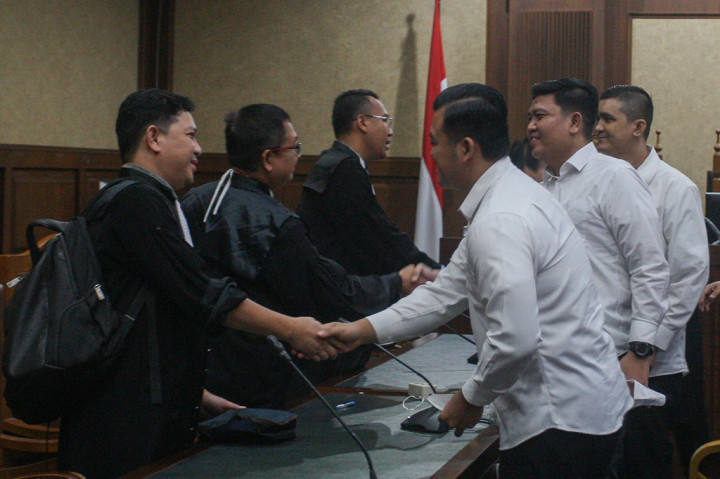 Dalam kasus dugaan pungli atau pemerasan kepada tahanan di Rutan Cabang KPK, 15 terdakwa tersebut diduga melakukan pungli senilai Rp6,38 miliar pada rentang waktu 2019-2023.