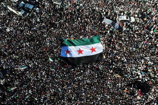 Dengan jatuhnya Presiden Suriah Bashar al-Assad, bendera era kemerdekaan yang diadopsi oleh para aktivis dan pemberontak selama pemberontakan 2011 telah menggantikan bendera resmi di jalan-jalan, lembaga, dan rumah-rumah di Suriah dan sekitarnya.