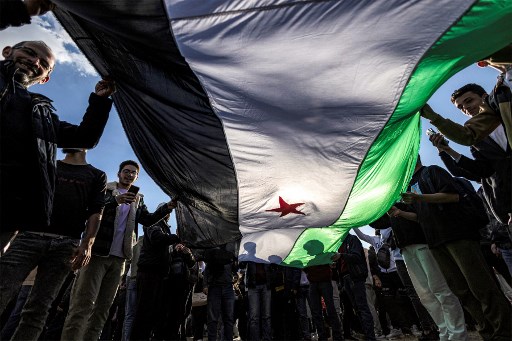 Bendera merah, hijau, hitam, dan putih yang diperkenalkan di bawah Partai Baath yang berkuasa di keluarga Assad tetap menjadi simbol resmi Suriah.
Namun, sejak presiden digulingkan pada hari Minggu, 8 Desember 2024, bendera tersebut telah dirobohkan di kota-kota di seluruh negeri untuk menandai berakhirnya rezim Baath.