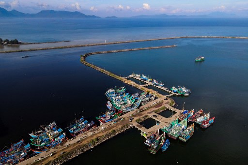 Foto udara menunjukkan perahu nelayan yang ditambatkan di pelabuhan selama 'hari Jumat tanpa memancing' di Banda Aceh, Jumat, 13 Desember 2024. Lembaga Panglima Laot (luat) menyatakan bahwa Aceh memiliki kearifan lokal yang tidak ada di daerah lainnya, yakni melarang nelayan melaut untuk menangkap ikan setiap hari Jumat.
