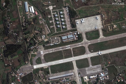 Rusia tengah mengemasi peralatan militer di pangkalan udara militer di Suriah, setelah pemberontak menggulingkan Presiden Bashar al-Assad akhir pekan lalu. 