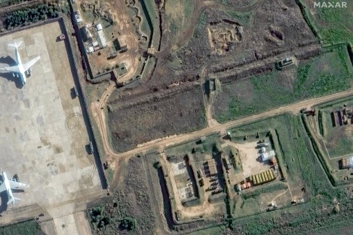 Berita Channel 4 Inggris melaporkan bahwa mereka telah melihat konvoi lebih dari 150 kendaraan militer Rusia bergerak di sepanjang jalan. Channel 4 mengatakan militer Rusia bergerak dengan tertib dan tampaknya telah terjadi kesepakatan yang memungkinkan Rusia keluar dari Suriah dengan tertib.