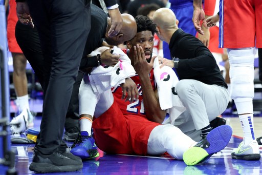 Joel Embiid kembali mengalami cedera yang menambah daftar panjang masalah kesehatannya musim ini usai mengalami patah tulang sinus dalam kekalahan Philadelphia 76ers 107-121 dari Indiana Pacers di Wells Fargo Center, Sabtu, 14 Desember 2024 WIB.