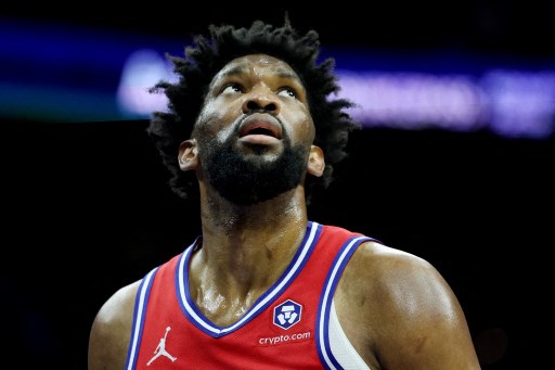 Cedera ini menambah daftar absensi Embiid yang sebelumnya sudah melewatkan 17 dari 23 pertandingan Philadelphia pada musim NBA 2024-2025 akibat pembengkakan di lutut kiri dan skorsing tiga pertandingan akibat insiden fisik dengan seorang reporter.