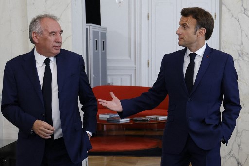 Presiden Prancis Emmanuel Macron pada Jumat, 13 Desember 2024, mengakhiri kebuntuan politik dengan menunjuk Francois Bayrou sebagai Perdana Menteri (PM) baru. Sebelumnya, pejabat lama, Michel Barnier dan pemerintahannya digulingkan oleh parlemen melalui mosi tidak percaya, pekan lalu.