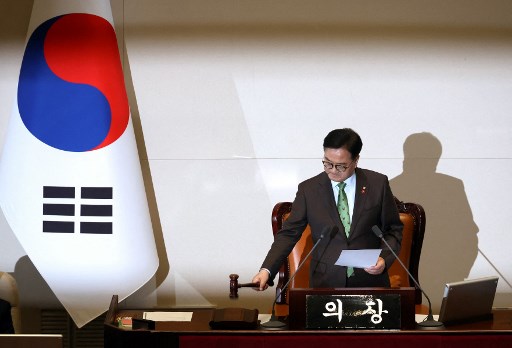 Mosi pemakzulan Presiden Yoon disetujui oleh 204 dari total 300 anggota Majelis Nasional yang memberikan suaranya dalam sidang parlemen. Pada pemungutan suara, 85 anggota menolak pemakzulan dan terdapat delapan suara tidak sah serta  tiga suara abstain.