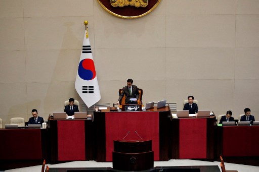 Majelis Nasional Korea Selatan pada Sabtu, 14 Desember 2024, melalui pemungutan suara menyatakan memakzulkan Presiden Yoon Suk Yeol atas keputusannya menyatakan darurat militer pada 3 Desember, yang kemudian gagal.