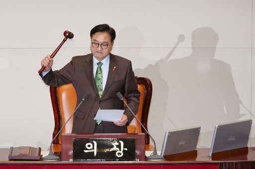 Ketua Majelis Nasional Woo Won-shik mengetuk palu untuk meloloskan mosi pemakzulan terhadap Presiden Korea Selatan Yoon Suk Yeol pada sidang pleno Majelis Nasional di Seoul, Sabtu, 14 Desember 2024.