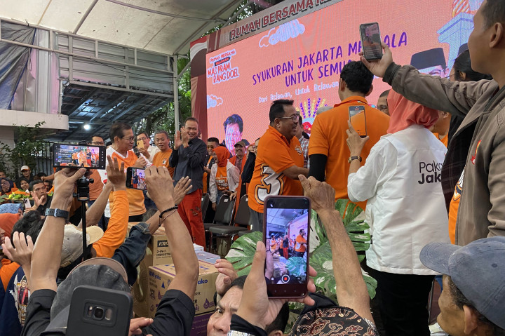 “Kita siap membantu warga yang kena banjir di Muara Baru dan Muara Karang, kita siap membantu saudara-saudara kita yang kemarin kebakaran, kita siap menghadapi bulan ramadan dan Insya Allah kita siap menghadapi lebaran,” ucap Bang Doel dalam acara syukuran kemenangan di posko pemenangan Pram-Rano kawasan Menteng, Jakarta Pusat, Sabtu, 14 Desember 2024.