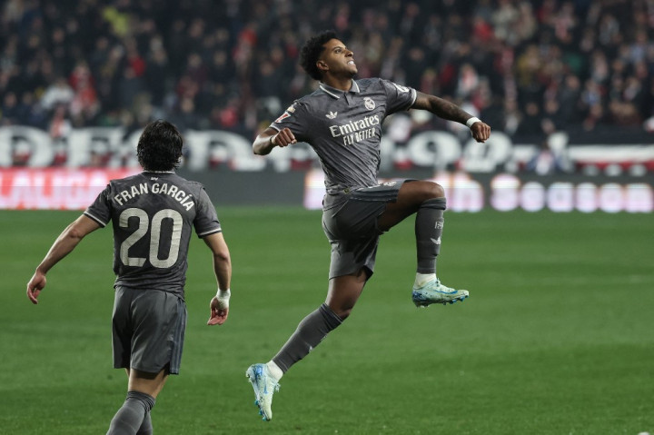 Real Madrid gagal merebut posisi puncak dari Barcelona setelah hanya bermain imbang 3-3 lawan Rayo Vallecano dalam lanjutan LaLiga 2024/25 pekan ke-17 di Estadi dr Vallecas, Madrid pada Minggu, 15 Desember 2024 dini hari WIB.