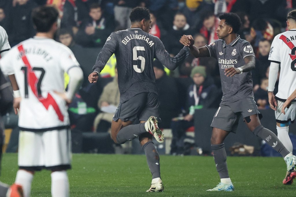 Empat gol langsung tercipta di babak pertama. Tiga gol Rayo Vallecano masing-masing dicetak Unai Lopez, Abdul Mumin, dan Isaac Palazon. Sementara itu, gol-gol Real Madrid dicetak Federico Valverde, Jude Bellingham, dan Rodrygo.