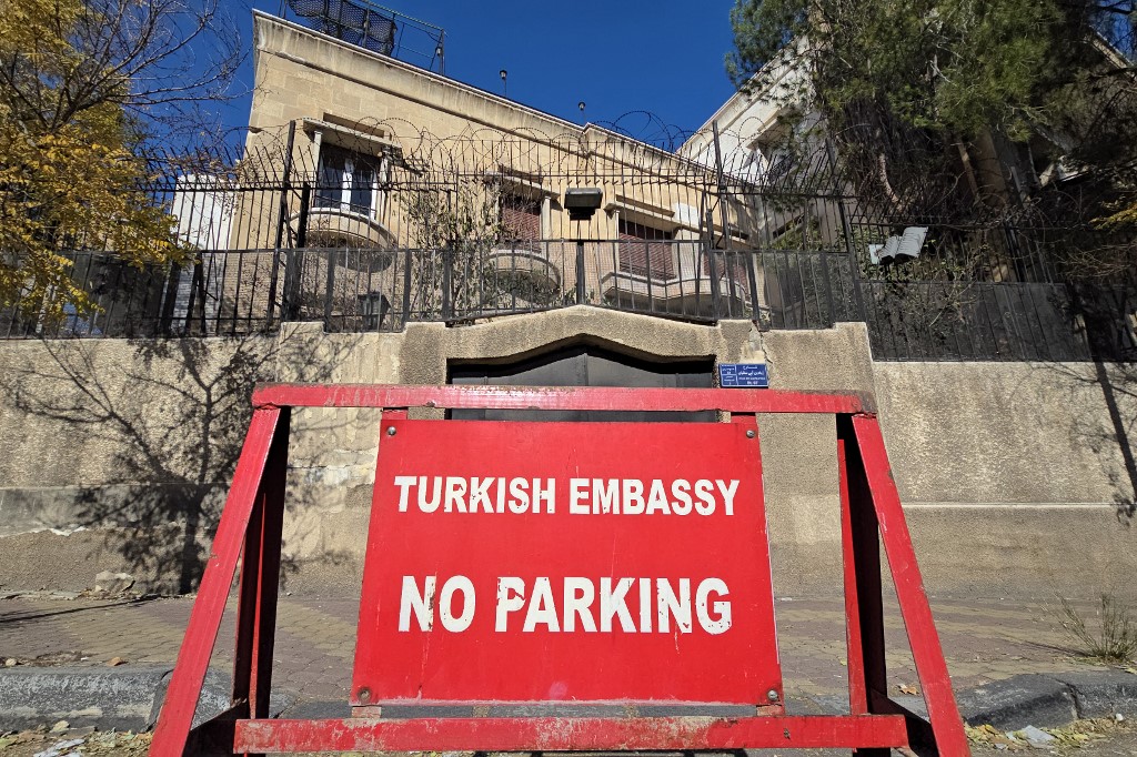 Bendera Turki kembali berkibar di Damaskus, Suriah pada Sabtu, 14 Desember 2024 dengan kembali beroperasinya perwakilan negara tersebut setelah jeda selama 12 tahun.