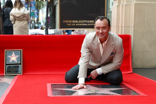 Aktor Jude Law akhirnya mendapatkan bintangnya di Hollywood Walk of Fame, Kamis, 12 Desember 2024 waktu setempat. Acara tersebut sempat ditunda setelah Law berduka atas kematian ibunya, Margaret.