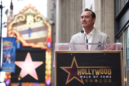 Ia menambahkan, “Dengan cara yang sangat aneh sebagai semacam hadiah terakhir, itu berarti beberapa anggota keluarga saya bisa hadir di sini. Sejujurnya, seluruh acara ini merupakan pengalaman yang cukup emosional, dan tentu saja merupakan momen yang sangat pribadi dan sangat menyentuh.”