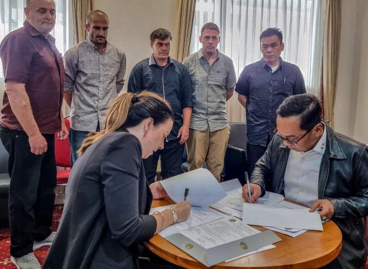 Kementerian Koordinator Bidang Hukum, HAM, Imigrasi, dan Pemasyarakatan (Kemenko Kumham Imipas) mengonfirmasi bahwa lima orang narapidana kasus Bali Nine telah dipindahkan dari Bali, Indonesia ke Australia.