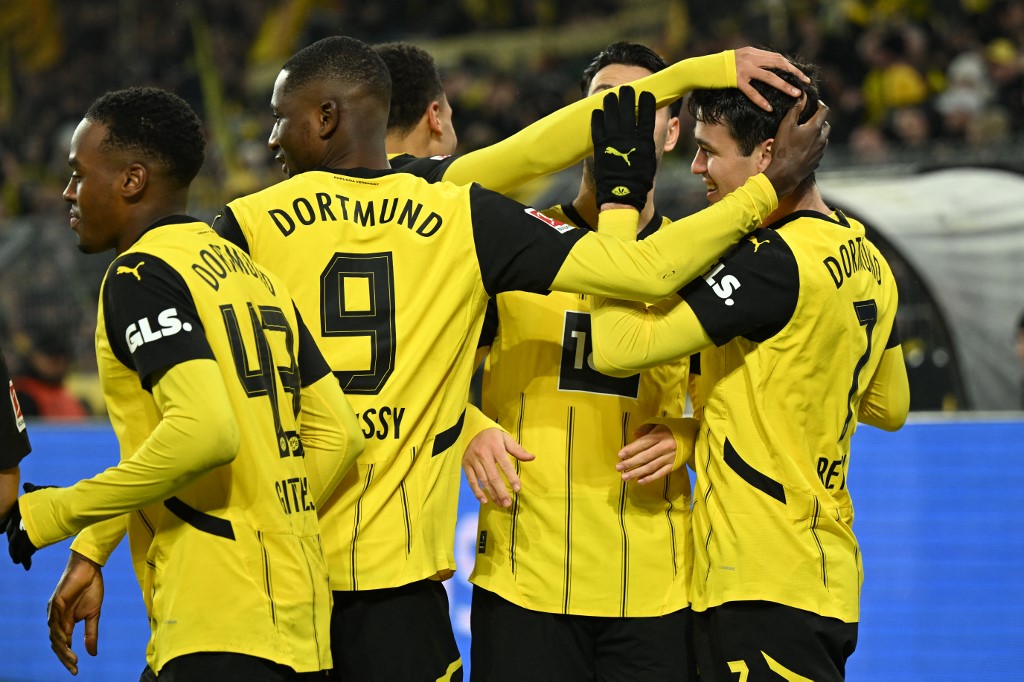 Dortmund terlempar ke peringkat delapan dengan 22 poin dari 14 pertandingan, terpaut tiga poin dari empat besar, demikian catatan Bundesliga.