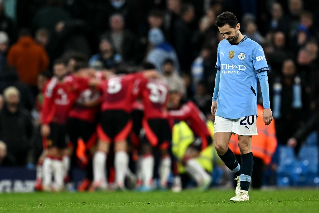 Pembalikan dramatis pada menit-menit terakhir pertandingan mengantarkan Manchester United membungkam tuan rumah Manchester City 2-1 dalam derbi Manchester di Stadion Etihad, Manchester, Minggu, 15 Desember 2024.