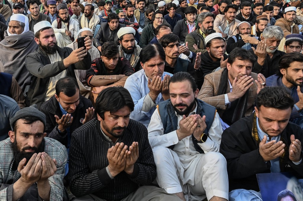 Ribuan orang di wilayah barat laut Pakistan berkumpul pada Minggu, 15 Desember 2024 dalam sebuah upacara peringatan bagi anggota partai yang dilaporkan tewas selama aksi protes akhir bulan lalu.