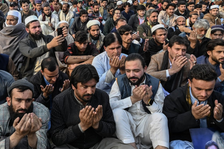 Ribuan orang di wilayah barat laut Pakistan berkumpul pada Minggu, 15 Desember 2024 dalam sebuah upacara peringatan bagi anggota partai yang dilaporkan tewas selama aksi protes akhir bulan lalu.